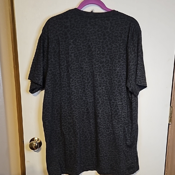 Apparel Lif, Black and gray animal print Graphic ladies Shirt size 2X - Picture 3 of 8